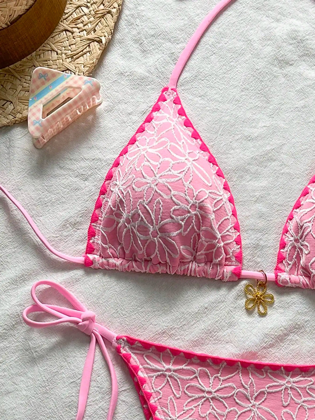 2025 Conjunto de biquíni moderno e elegante com estampa floral de tecido texturizado com gola halter, bordas aparadas contrastantes e tanga com gravata lateral