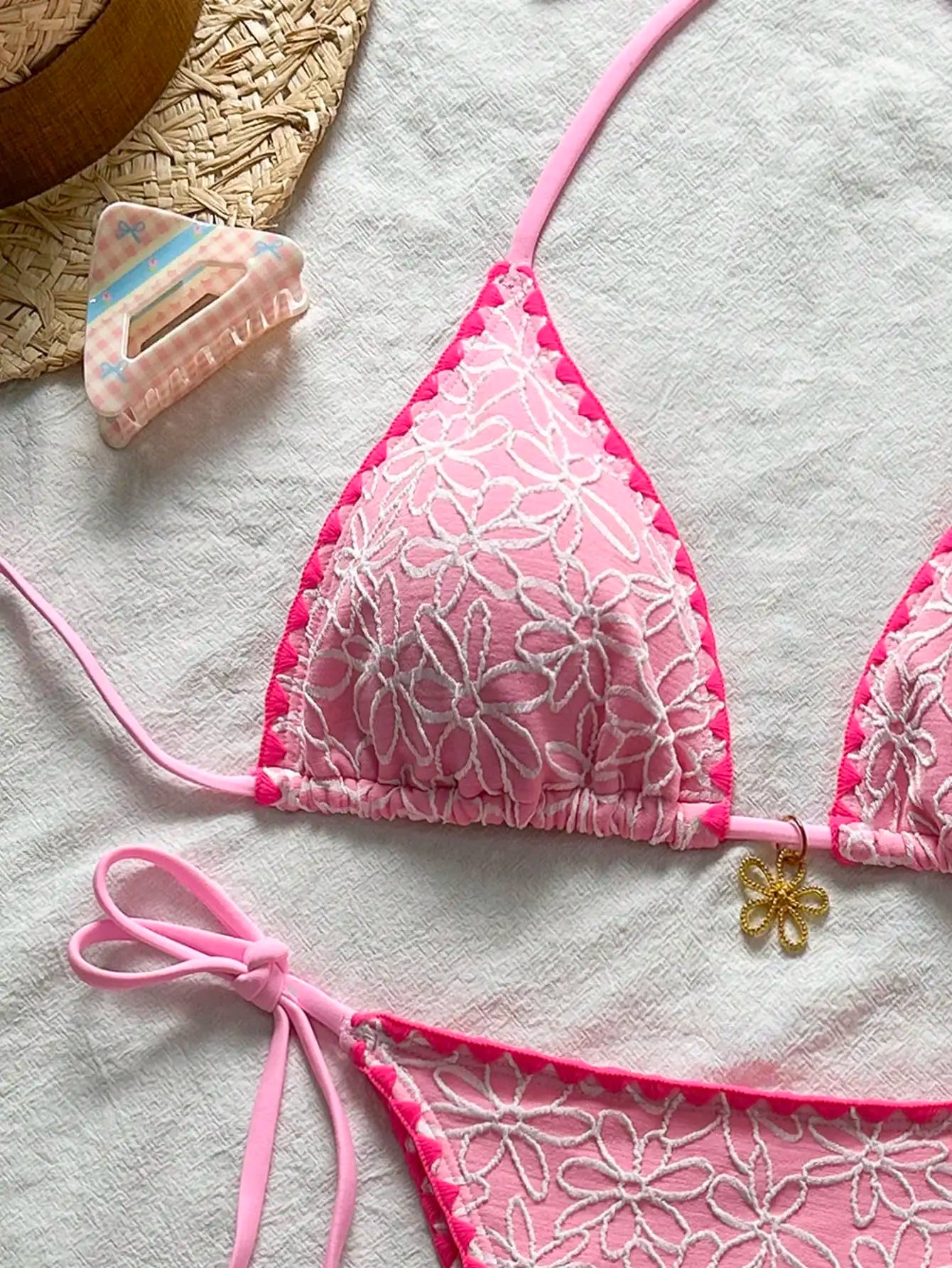 2025 Conjunto de biquíni moderno e elegante com estampa floral de tecido texturizado com gola halter, bordas aparadas contrastantes e tanga com gravata lateral