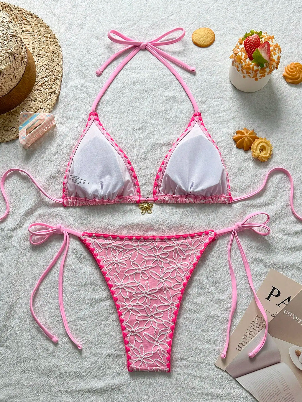 2025 Conjunto de biquíni moderno e elegante com estampa floral de tecido texturizado com gola halter, bordas aparadas contrastantes e tanga com gravata lateral