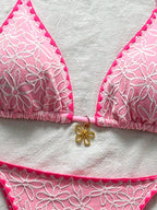 2025 Conjunto de biquíni moderno e elegante com estampa floral de tecido texturizado com gola halter, bordas aparadas contrastantes e tanga com gravata lateral