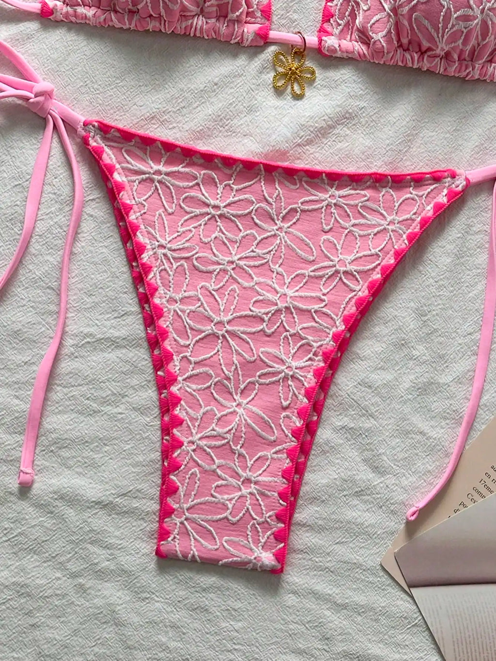 2025 Conjunto de biquíni moderno e elegante com estampa floral de tecido texturizado com gola halter, bordas aparadas contrastantes e tanga com gravata lateral