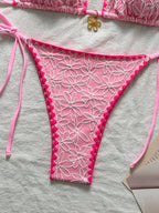 2025 Conjunto de biquíni moderno e elegante com estampa floral de tecido texturizado com gola halter, bordas aparadas contrastantes e tanga com gravata lateral