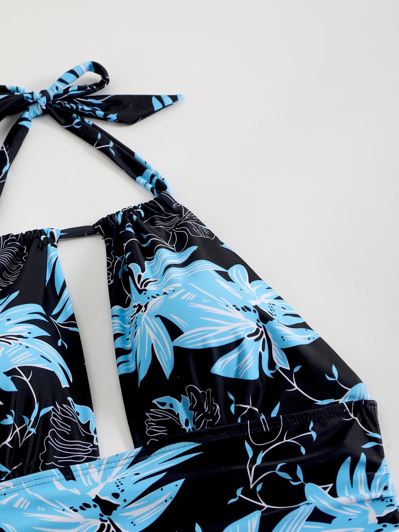 2025 Maiô feminino de 1 peça com combinação de pescoço estampado tropical – tecido de alta elasticidade, flor preta azul vibrante Desi