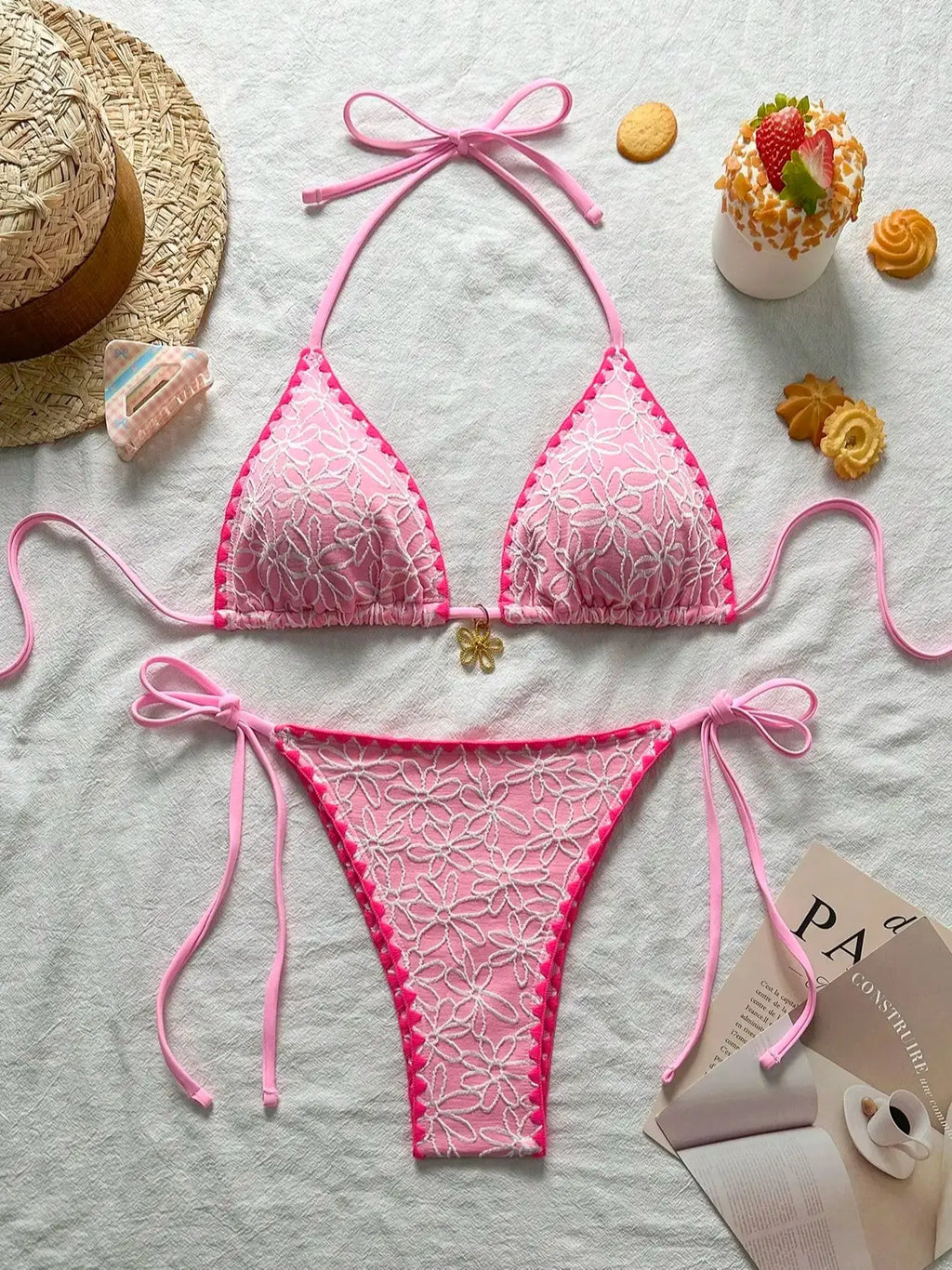 2025 Conjunto de biquíni moderno e elegante com estampa floral de tecido texturizado com gola halter, bordas aparadas contrastantes e tanga com gravata lateral