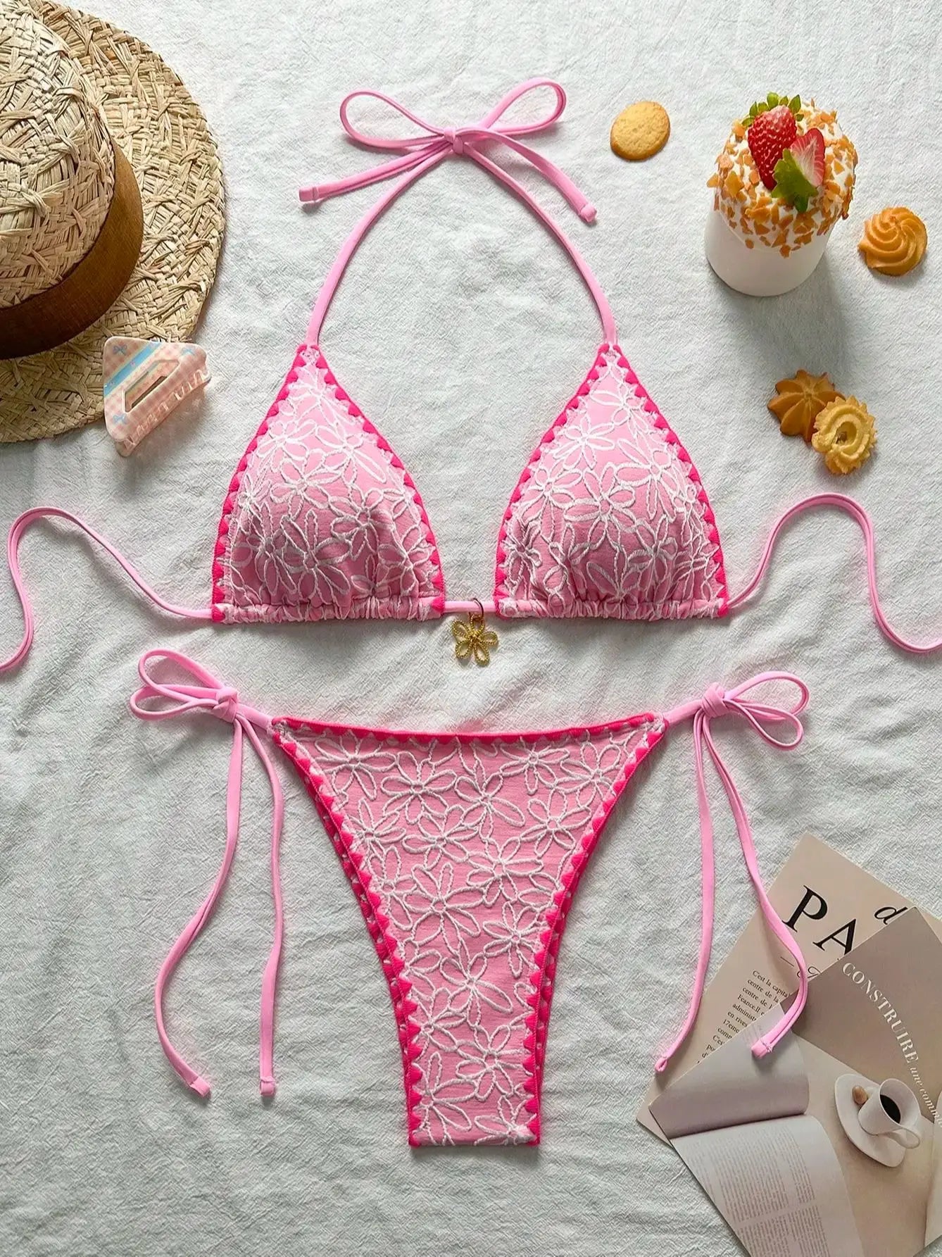 2025 Conjunto de biquíni moderno e elegante com estampa floral de tecido texturizado com gola halter, bordas aparadas contrastantes e tanga com gravata lateral