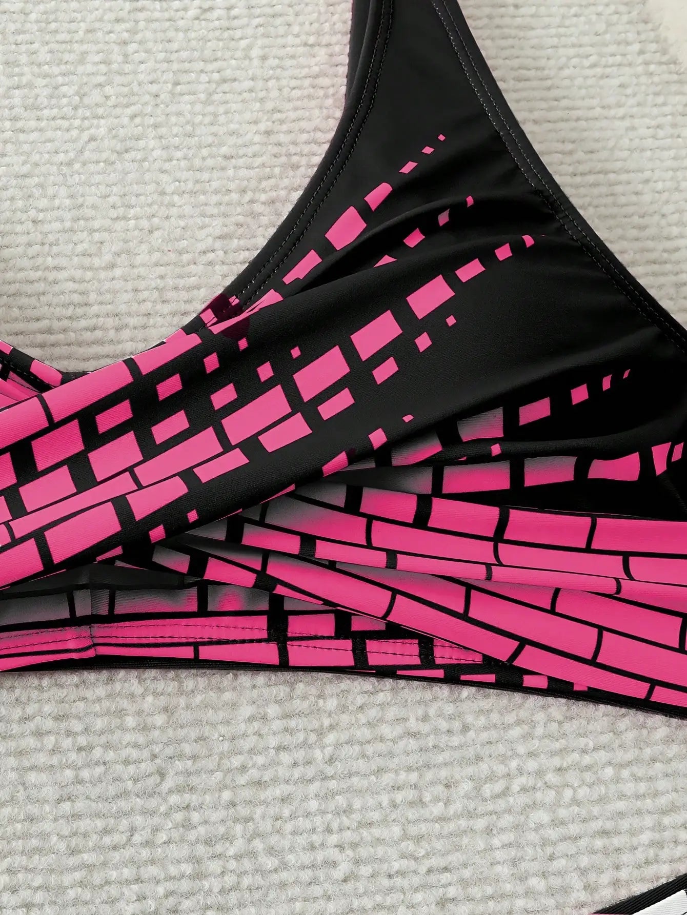 [Bikini chique com estampa geométrica] Conjunto de biquíni chique de cintura alta – Estampa geométrica preta e rosa, poliéster elástico/mistura de elastano, M