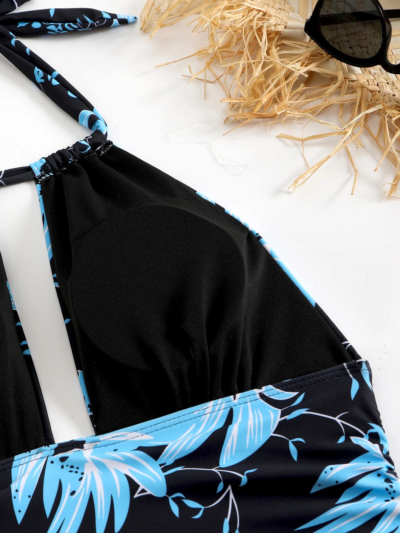 2025 Maiô feminino de 1 peça com combinação de pescoço estampado tropical – tecido de alta elasticidade, flor preta azul vibrante Desi